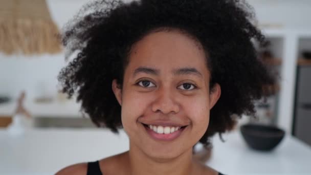 Siyah Dalgalı Saçları Olan Afro Amerikalı Bir Kadının Yakın Çekimi — Stok video