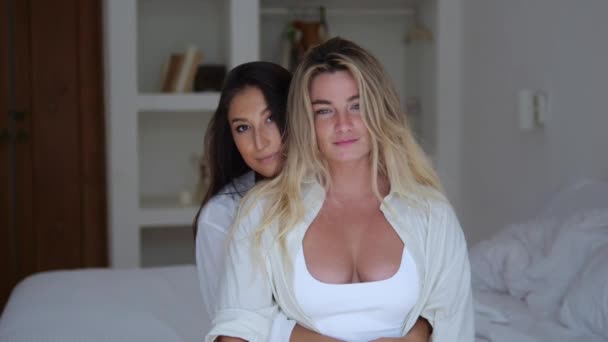 Two Beautiful Girlfriends Sitting Together Bed Bedroom Brunette Hugs Blonde — Stockvideo