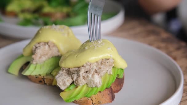 Виделкою Вони Збирають Смачну Заправку Бутерброду Свіжим Авокадо Соусом Біла — стокове відео