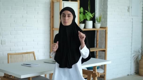 Free Muslim Woman Hijab Dances Home Changes Islamic Measure Struggle — Vídeos de Stock