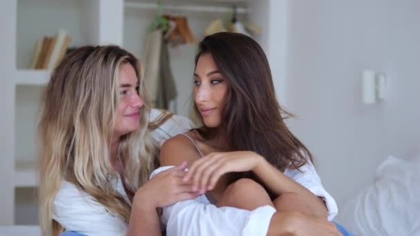 Dos Hermosas Lesbianas Sientan Juntas Cama Miran Rubia Abraza Morena — Vídeo de stock