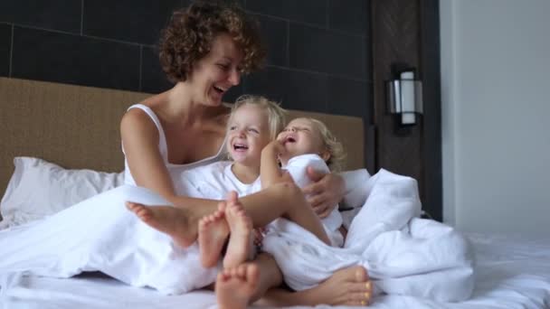 Young Beautiful Mother Her Twin Daughters Sitting Bed Have Fun — ストック動画