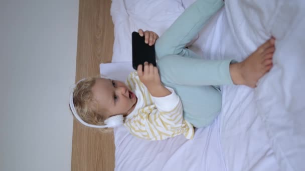 Lindo Bebé Rubio Está Dormitorio Ella Apoya Una Almohada Grande — Vídeo de stock
