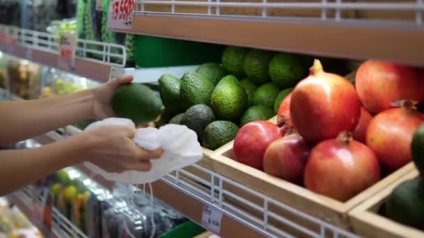 Buying Healthy Food Using Eco Bags Woman Buys Green Avocados — Vídeo de Stock