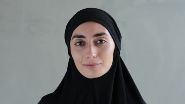 Pełna Twarz Arabki Czarnym Hidżabie Która Patrzy Obiektyw Słodkim Uśmiechem — Wideo stockowe
