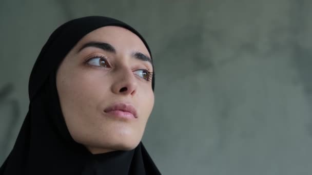 Close Representative Fair Sex Muslim Woman Looking Camera She Looks — Stockvideo