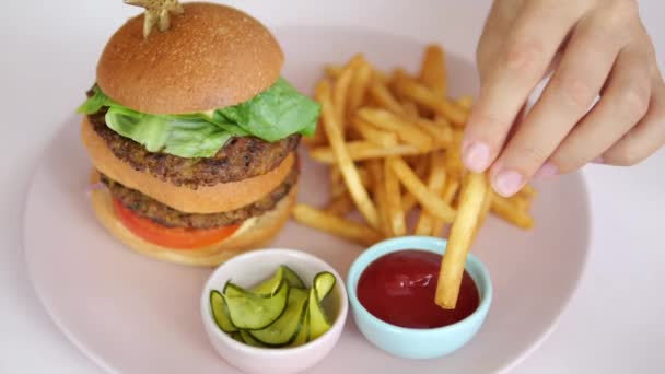 Close Vegetarian Hamburger Garnish Form French Fries Chips Take One — Stok video