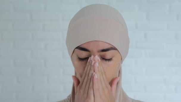 Oppressed Muslim Woman Looks Camera Tears Beautiful Woman Veil Forced — Vídeos de Stock