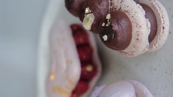 Kleine Süßigkeiten Werden Auf Einem Dessertteller Mit Beeren Und Anderen — Stockvideo