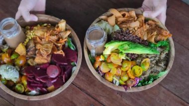 Ağız sulandırıcı sebze ve şifalı iki tahta tabak ahşap bir masaya yerleştirilir. Çevresel vejetaryen lokantası gezegende yaşayan tüm canlılarla ilgilenir. Restoranda vejetaryen yemeği.