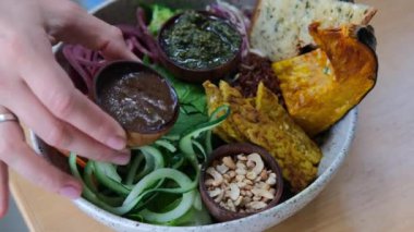 Seasoning fresh vegetable dishes with sauce to give a rich taste to the dish. Vegetarian cuisine with a high content of vitamins, microelements and fiber for a healthy diet without halistrin.