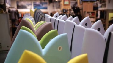 The camera slowly pans back, constantly in the frame is a row of surfboards in a variety of colors, for every taste. The workmanship is excellent. Boards have a softtouch coating.