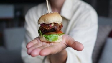 Avucunun içinde küçük bir hamburger ve sağlıklı olmayan yağların yerine lezzetli bir sebze ve vejetaryen eti. Lezzetli ve sağlıklı fast food. Amerika 'da fast food yeme kavramı..