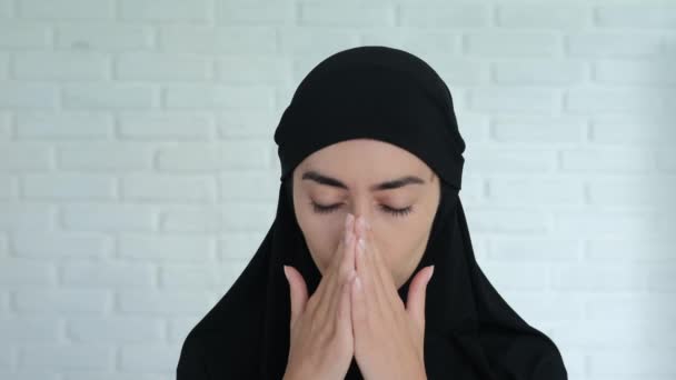Huilende Moslimvrouw Een Zwarte Hijab Geweld Beperking Van Vrijheden Tot — Stockvideo
