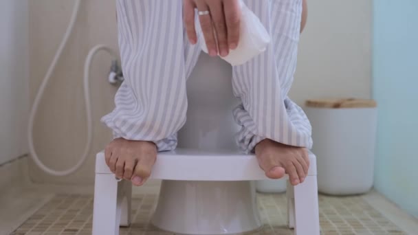 Tuvalette Tesisatının Üzerine Açık Renkli Bir Şekilde Otururlar Ayaklarının Üzerinde — Stok video