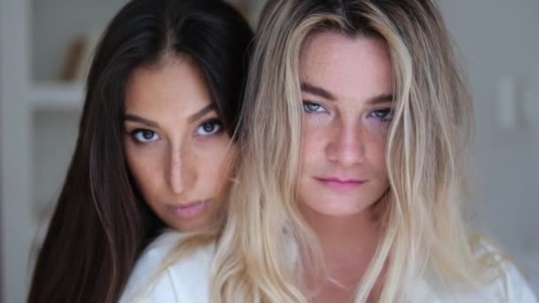 Närbild Ansikte Vackra Självsäkra Kvinnor Relationer Lesbisk Familj Blond Lesbisk — Stockvideo