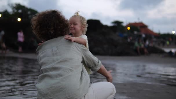 Ένα Όμορφο Μωρό Τρέχει Στη Μητέρα Του Στην Αγκαλιά Της — Αρχείο Βίντεο