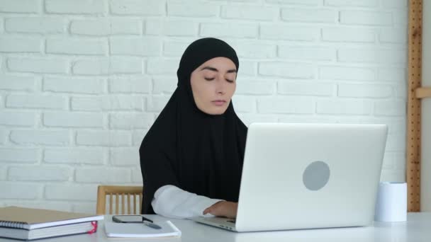 Woman Black Hijab Teaches University Muslim Woman Professor Natural Sciences — 图库视频影像