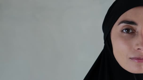 Κοντινό Πλάνο Μισό Πρόσωπο Της Αραβικής Γυναίκας Μαύρη Μαντίλα Μουσουλμανικός — Αρχείο Βίντεο