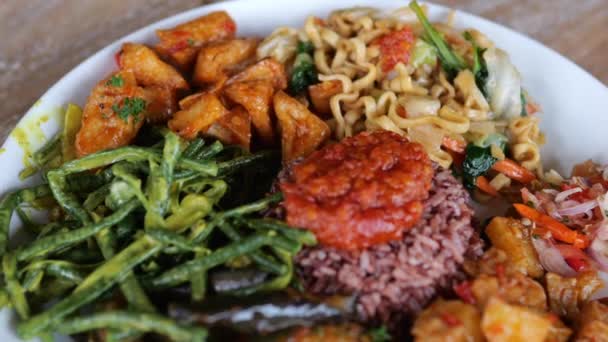 Індонезійська Традиційна Рослинна Їжа Рисом Соусом Локшиною Страва Овочами Смаженими — стокове відео