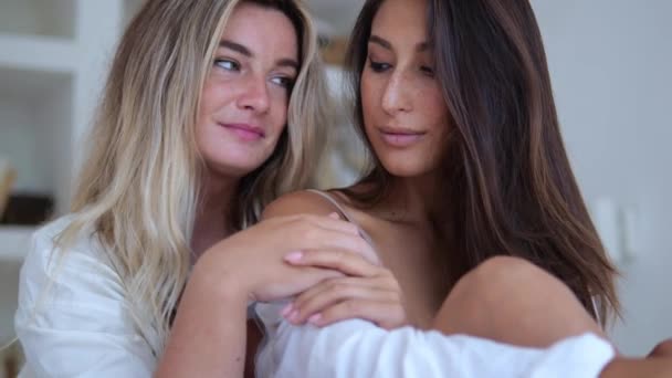 Close Portraits Two Amazing Girls Who Sitting Together Bed Embrace — Stockvideo