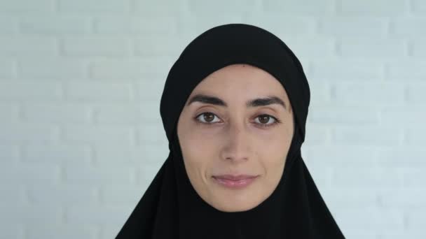 Portrait Muslim Woman Black Hijab Smiling Sweetly Looking Camera Attitude — Stockvideo