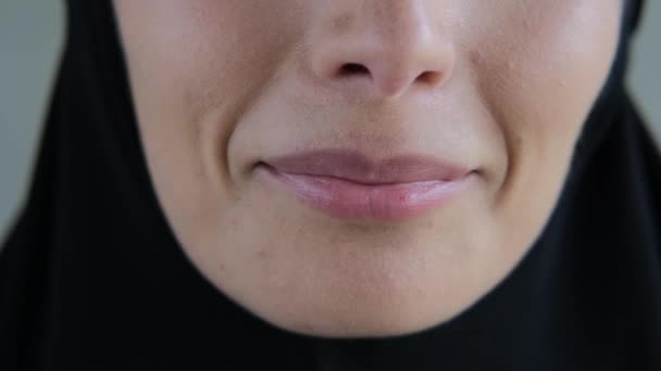 Close Van Lippen Van Een Vrouw Een Zwarte Hijab Een — Stockvideo