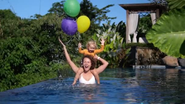 Відпочинок Тропіках Щаслива Мама Дитина Купаються Разом Басейні Дитиною Руках — стокове відео
