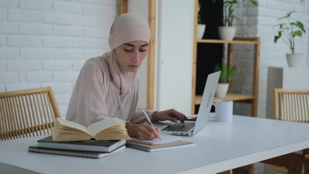 イスラム教徒の女性は大学で勉強することができます イスラム教徒の女性のための選択の自由 イスラム世界の新しい現実 ヒジャーブの美しい女性がコンピュータに座って科学を教えています — ストック動画