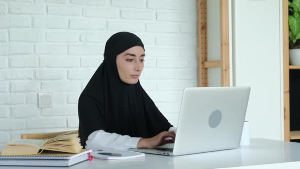 Muslim Woman Distance Learning Muslim Woman Who Has Right Work — Stockvideo