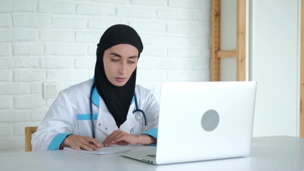 Una Mujer Hiyab Está Recibiendo Capacitación Línea Para Mejorar Sus — Vídeos de Stock