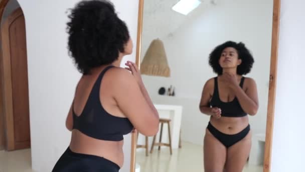 Çamaşırlı Çok Kültürlü Cüsseli Bir Kadın Aynada Vücuduna Bakıyor Siyahi — Stok video