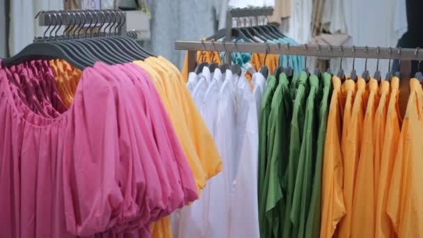 暑い夏の日にビーチで休暇に着用する明るい夏の服 毎日の使用のためのシンプルな服の販売 異なる色の綿で作られた明るいジェイクとブラウスの販売 — ストック動画
