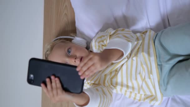 Beautiful Blue Eyed Baby Lies Pajamas His Bed Going Sleep — Stok video