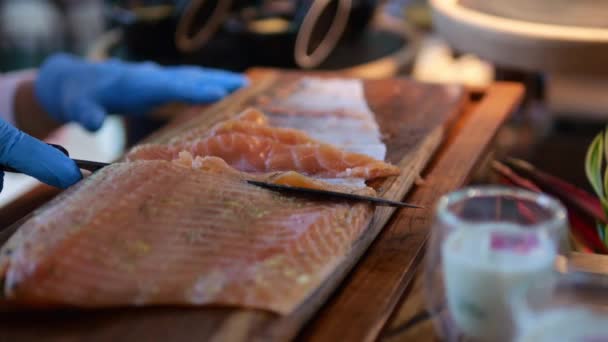 Close Shot Butchering Fresh Fish Restaurant Front Guest Chef Holds — ストック動画