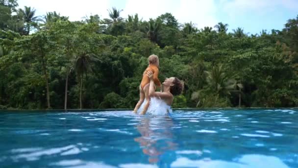 Rest Mother Child Tropical Country Beautiful Mother Child Pool Happy — Stockvideo