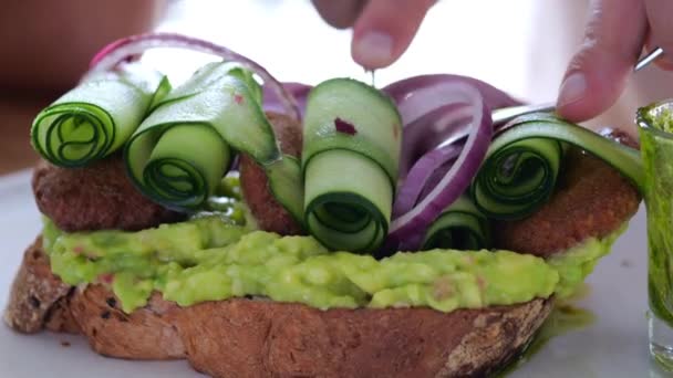 Gros Plan Sur Une Assiette Est Sandwich Avec Boulettes Viande — Video