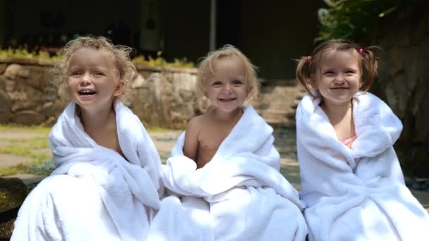 Três Crianças Riem Embrulhadas Uma Toalha Branca Depois Dar Mergulho — Vídeo de Stock