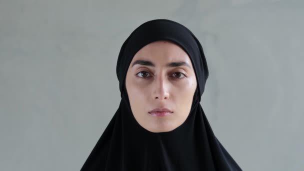 Portrait Muslim Woman Black Hijab Looking Camera Look Desperate Woman — Stockvideo