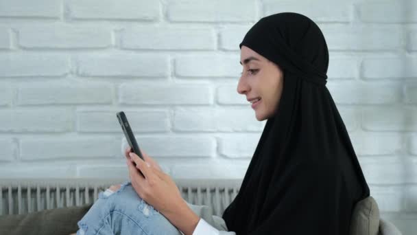 Een Vrouw Een Zwarte Hijab Communiceert Videoverbinding Met Haar Geliefden — Stockvideo