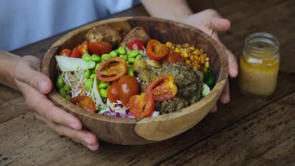Une Assiette Avec Plat Légumes Est Placée Sur Une Table — Video