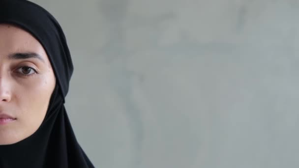 Muslim Woman Hijab Beautiful Background Serious Arab Woman Edge Frame — Stockvideo