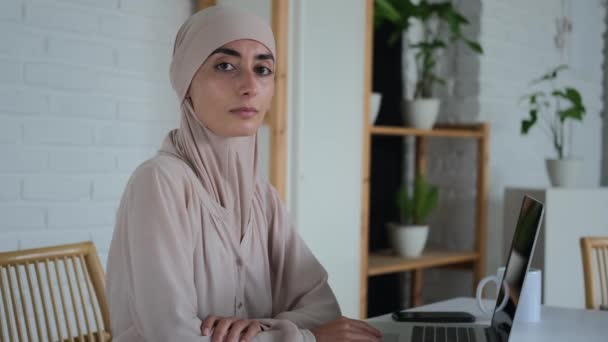 Woman Hijab Works Office Freedom Choice Work Muslim Women Beautiful — Stockvideo