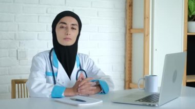 Tesettürlü ve üniformalı bir doktor hastanede bir masada oturup sakin bir yüzle kameraya bakarsa insanlara yardım edebilir. Ciddi bir Müslüman kadın klinikte en sevdiği işte çalışabilir..
