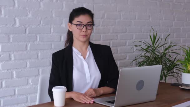 Portrait Beautiful Business Woman Who Looks Frame Woman Wearing Glasses — Stockvideo