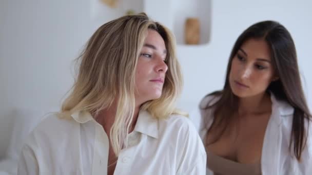 Een Mooie Brunette Troost Haar Vriendin Die Bedroefd Relatie Haar — Stockvideo