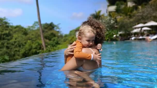 Love Mother Child Mom Hugs Her Baby Tightly Pool Mom — Stockvideo