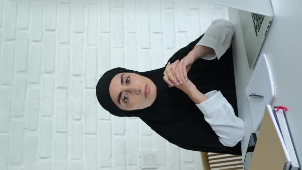 Работа Офисе Женщин Ислама Вертикальное Видео Арабкой Которая Работает Удаленно — стоковое видео
