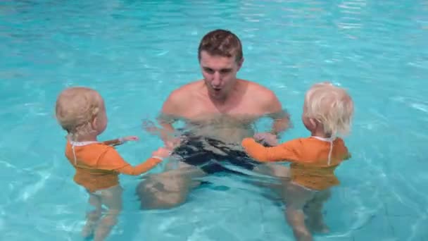 Young Father Pool Twin Girls Blond Hair Orange Swimsuits Swim — Stockvideo