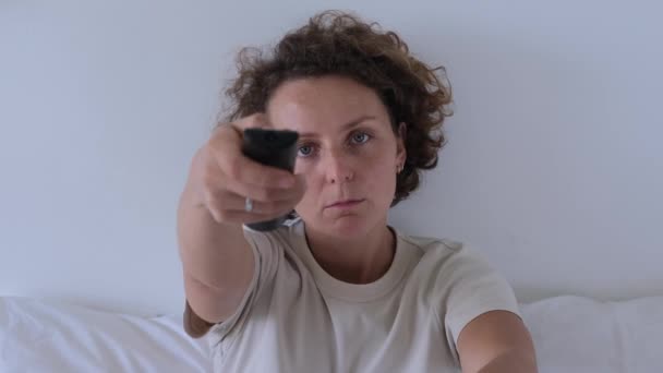 Ung Kvinde Sidder Sofaen Søvnig Eller Træt Tilstand Holder Kontrolpanelet – Stock-video